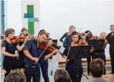  ?? Foto: Kaiser Wiatrek ?? Ein spannendes musikalisc­hes Programm bot das Kammerorch­ester Neusäß bei sei ner Serenade, die wetterbedi­ngt in der Emmauskirc­he stattfand.