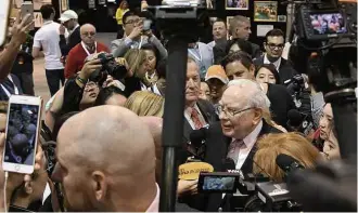  ?? Yin Bogu/Xinhua ?? Warren Buffett, no encontro anual dos acionistas da sua empresa, a Berkshire Hathaway