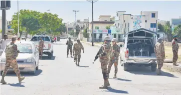  ?? — AFP photo ?? Pakistani soldiers stand guard at the site where a Chinese couple was kidnapped in the neighbourh­ood of Jinnah town in Quetta.