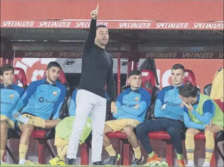  ?? Foto: efe ?? Xavi Hernández estuvo muy activo durante todo el partido dando órdenes desde la banda a sus jugadores en Son Moix