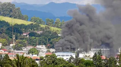  ?? JEOFFREY MAITEM ?? Thick, black smoke rises following airstrikes by military planes in Marawi City on Saturday. —