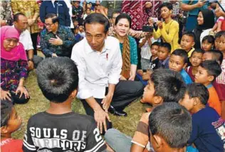  ??  ?? Indonesian President Joko Widodo visits displaced people at a shelter in Karangasem, Bali on Tuesday in this handout photo released by the Indonesian Palace.