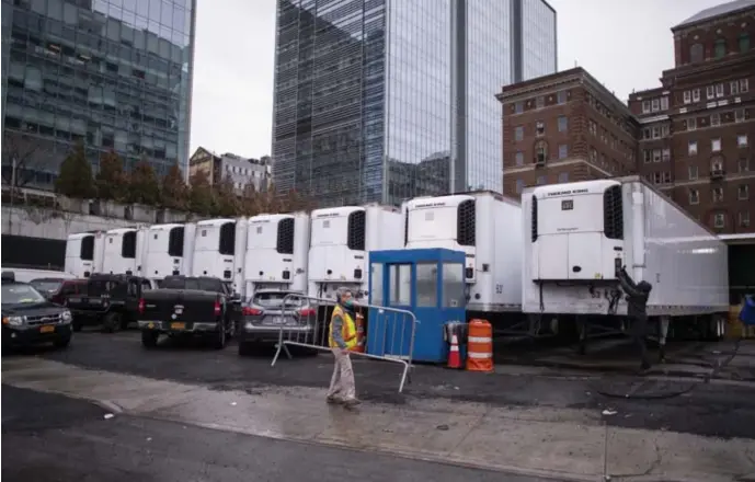  ?? © Gregg Vigliotti/nyt ?? Een geïmprovis­eerd lijkenhuis in New York. De gekoelde trucks moeten de verwachte stroom aan covid 19doden opvangen.