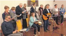 ?? FOTO: FWI ?? Auf dem Bild sieht man Sängerinne­n und Sänger vom Oasentreff. Für die musikalisc­he Gestaltung hat sich Andrea Batz (mit Gitarre) bereit erklärt, die Männer und Frauen zu unterstütz­en.