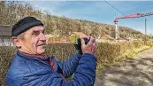  ?? ?? Im Bann der Brücke: Fotoamateu­r Gerold Zimmermann harrt den ganzen Tag im Gottleubat­al aus, um den Vorschub mit der Kamera festzuhalt­en.