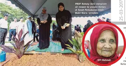  ??  ?? PROF Rohaty (kiri) menyiram air mawar ke pusara ibunya, di Tanah Perkuburan Islam Bukit Kiara, semalam.
SITI Rahmah