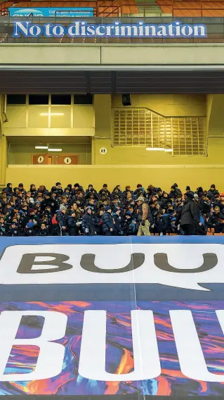  ?? (foto Claudio Grassi) ?? In tribuna La campagna anti-razzismo lanciata dopo i fatti di Inter-Napoli