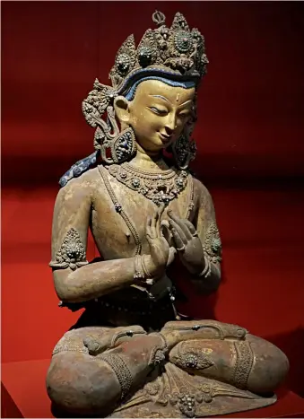  ??  ?? Statue du bodhisattv­a Maitreya en position assise