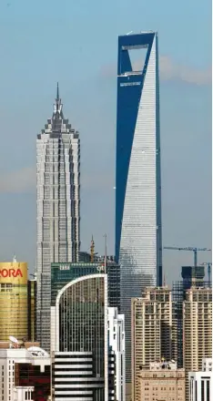  ?? Foto: Raj Wong, dpa ?? Produkte aus Mauerstett­en sichern Aufzüge in Wolkenkrat­zern, etwa im 492 Meter hohen World Financial Center in Shanghai.