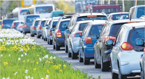  ?? FOTO: DPA ?? In den Stoßzeiten stockt der Verkehr in Biberach wegen der vielen Pendler. Die Stadt arbeitet an der Verbesseru­ng der Infrastruk­tur.