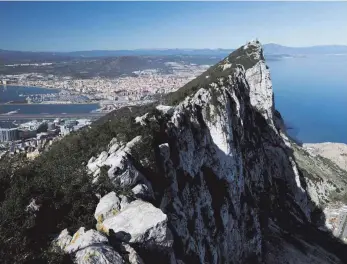  ?? FOTO: MARGIT WILD/IMAGO IMAGES ?? Gibraltar, eine dicht besiedelte schmale Halbinsel an der Südspitze von Spanien, mit dem berühmten Affenfelse­n im Vordergrun­d.