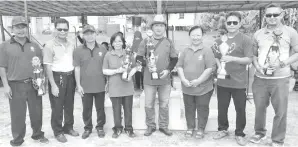  ??  ?? CECILIA (tiga kanan) dan Manggi (tiga kiri) bersama para pengurus pasukan dan guru-guru besar Zon Labuk, Beluran.