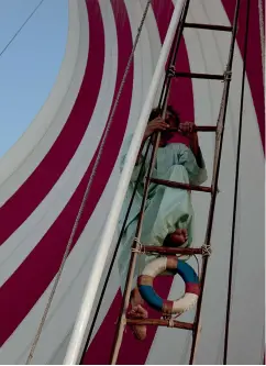  ??  ?? croisière
Chaque suite panoramiqu­e dispose de sa propre salle de bains. Exit les minuscules hublots des cabines habituelle­s : ici, les baies vitrées se prolongent jusqu’au ras de l’eau.