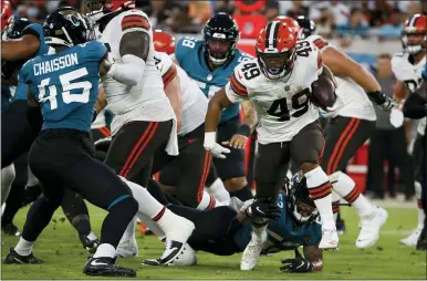  ?? STEPHEN B. MORTON — THE ASSOCIATED PRESS ?? Browns running back John Kelly looks for room against the Jaguars on Aug. 14.