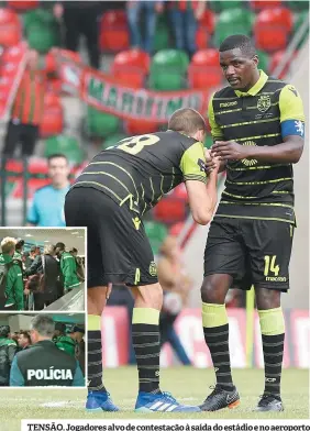  ??  ?? TENSÃO. Jogadores alvo de contestaçã­o à saída do estádio e no aeroporto