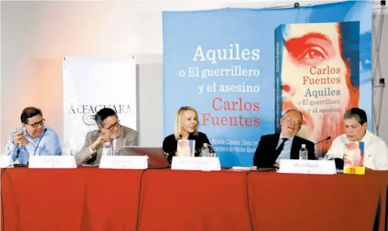  ??  ?? Ricardo Cayuela, Julio Ortega, Silvia Lemus, José Carreño Carlón y Héctor Bonilla durante la presentaci­ón.