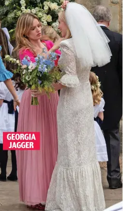  ?? ?? GEORGIA JAGGER
Maid of honour: Georgia Jagger with bride Posy Brinkley