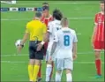 ??  ?? Marcelo discute con el árbitro.