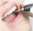  ?? FOTO: PRODENTE ?? Experten empfehlen eine regelmäßig­e, profession­elle Zahnreinig­ung.