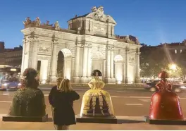  ??  ?? At night, the Puerta de Alcalá is a sight to behold.