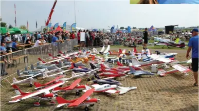  ??  ?? Le team Horizon Hobby présentait de nombreux modèles de la gamme, une belle escadrille !