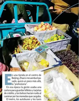  ??  ?? ANTOJO. Vendedores ambulantes migraron a los pagos móviles para no perder a sus clientes