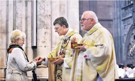  ?? FOTO: IMAGO ?? Heilige Kommunion im Kölner Dom: Reinhard Kardinal Marx (r.), Vorsitzend­er der Deutschen Bischofsko­nferenz, und Rainer Maria Kardinal Woelki, Erzbischof von Köln, bei dessen Amtseinfüh­rung im September 2014.