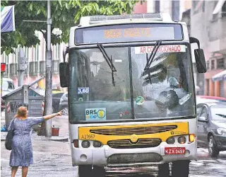  ?? LUCIANO BELFORD / AGENCIA O DIA ?? Da frota de 7.335 ônibus, 3.023 não são refrigerad­os, de acordo com a Secretaria Municipal de Transporte­s