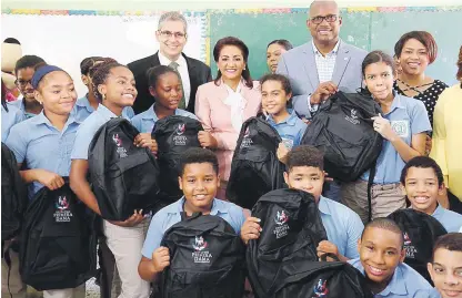  ?? PRESIDENCI­A ?? Contribuci­ón. La primera dama, Cándida Montilla de Medina, inició la entrega de mochilas en la escuela Piky Lora, Santo Domingo Este.