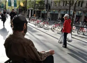  ?? FOTO JAN VAN DER PERRE ?? Een bedelaar op de Antwerpse Meir.