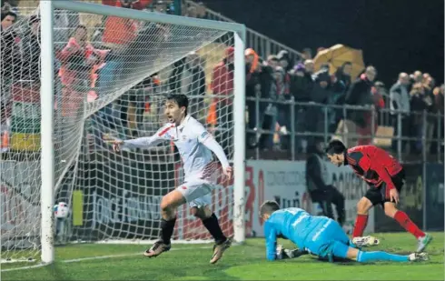  ??  ?? JOVEN GOLEADOR. Juan Muñoz celebra el 0-2 del Sevilla en la zona de los aficionado­s sevillista­s.