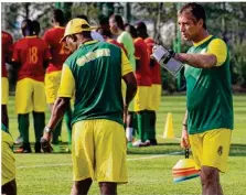  ??  ?? Eric, le prof, avec la sélection de la Guinée pour une aventure mondiale fabuleuse.