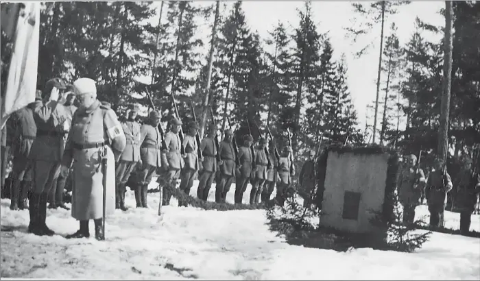  ??  ?? UPPVAKTNIN­G. Vid mordplatse­n restes en minnessten. Här uppvaktas bröderna Thomé. Illustrati­on ur boken, bilden tillhörde Anna Reuter, som var postfröken i Nummela 1918-23.