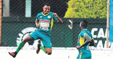  ?? FOTO: EL HERALDO ?? Carlos Ovidio Lanza celebra su anotación ante Platense en Puerto Cortés; está enamorado del gol y desea hacerse sentir en el Nacional.