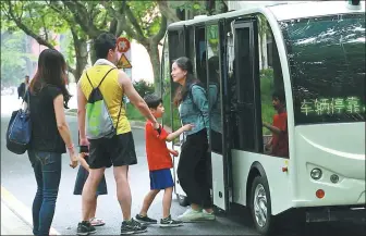  ?? PROVIDED TO CHINA DAILY ?? Above: Passengers get on a driverless minibus at Shanghai Jiao Tong University in May.