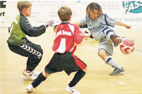  ?? FOTO: IMAGO ?? 2007: Leroy Sané (rechts, im Trikot von Schalke) zieht ab, Torwart Florian Czesch und Felix Plitzer (beide Dessau) werfen sich dazwischen.