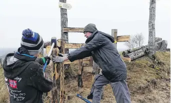  ??  ?? Les lycéens de Louis Mallet ont réhabilité le chemin de randonnée de Lorcières.