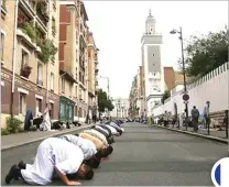  ??  ?? MOMEN ISTIMEWA: Meski harus salat di jalan raya di sekitar Masjid Agung Paris, warga muslim di Paris, Prancis, ini tetap khusyuk. ZAKARIA ABDELKAFI/AFP PHOTO