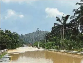  ?? (Foto ihsan Roadcare Kuantan) ?? Jalan Kuantan-sungai Lembing di Pasir Kemudi tidak boleh dilalui kenderaan ringan selepas dinaiki air antara 0.2 dan 0.5 meter.