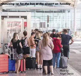  ?? Photo by Angel García ?? Queueing up for the bus at the airport on Tuesday