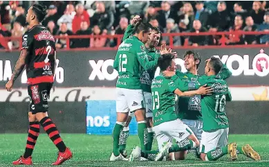  ??  ?? DECISIVOS. El León, que terminó superlíder, tomó ventaja con el 3-1 en el juego de ida de los cuartos de final.