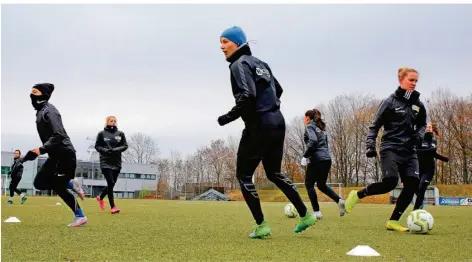  ?? FOTO: LEHMANN ?? Die Fußballeri­nnen des SV Göttelborn um Emma Dörr (Mitte) bereiten sich schon seit Wochen auf dieses eine letzte Spiel in diesem Jahr vor. Am Sonntag empfängt der Regionalli­ga-Tabellenfü­hrer in Quierschie­d den Bundesligi­sten SC Sand in der zweiten Runde des DFB-Pokals.