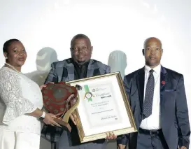  ??  ?? Mhlabuyali­nga Mayor Cllr NS Mthethwa receiving the award for the Best Developed IDP by a Small Municipali­ty from MEC Nomusa Dube-Ncube and Inkosi Chiliza.