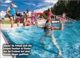  ??  ?? Jaaaa! Da freuen sich die jungen Taucher in Einsiedel: Ihr Freibad hat eine Woche länger geöffnet.