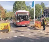  ?? RP-FOTO: RUHNAU ?? Die Heinrich-heine-allee war gesperrt, Elektrobus­se durften als Ausstellun­gsstück passieren.