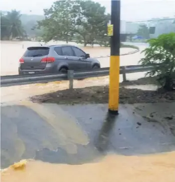  ??  ?? El desbordami­ento de ríos afectó el paso hacia la Palma de Puerto Jiménez en Golfito, así como entre Coto 47 y la Central Campesina en Corredores. Un deslizamie­nto ocurrió en Cataratas (Buenos Aires) en la carretera Interameri­cana Sur.