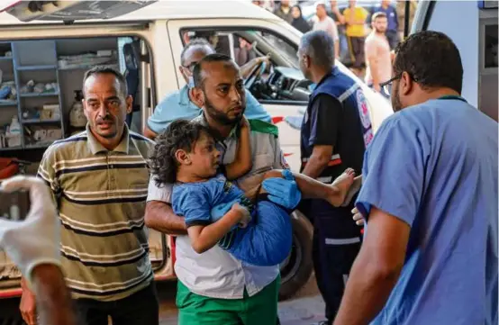  ?? AHMAD HASABALLAH/GETTY IMAGES ?? Palestinia­ns injured in Israeli air raids arrived at Nasser Medical Hospital in Khan Yunis, Gaza.