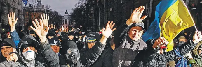  ?? Foto: Isifa ?? Chceme do Unie Tisíce Ukrajinců si představuj­í svoji zemi v Evropské unii. V Kyjevě vyrazili do ulic, obsadili tamní radnici a zablokoval­i úřad vlády. Ministerst­vo vnitra povolalo do metropole tisíc vojáků.