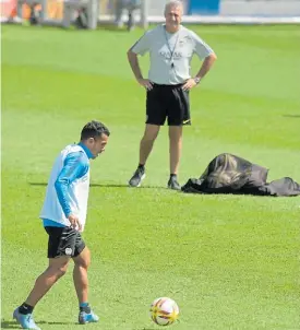  ?? N. GARCIA ?? A la cancha. Tevez practica y Alfaro mira. Carlitos será titular.