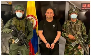  ?? FOTO REUTERS ?? Otoniel na zijn arrestatie door de Colombiaan­se politie.
